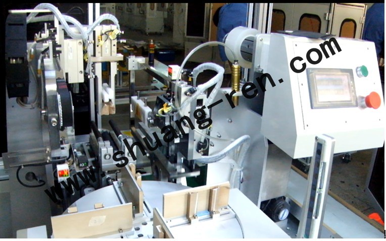 軟包(bao)電池自動(dong)貼膜機